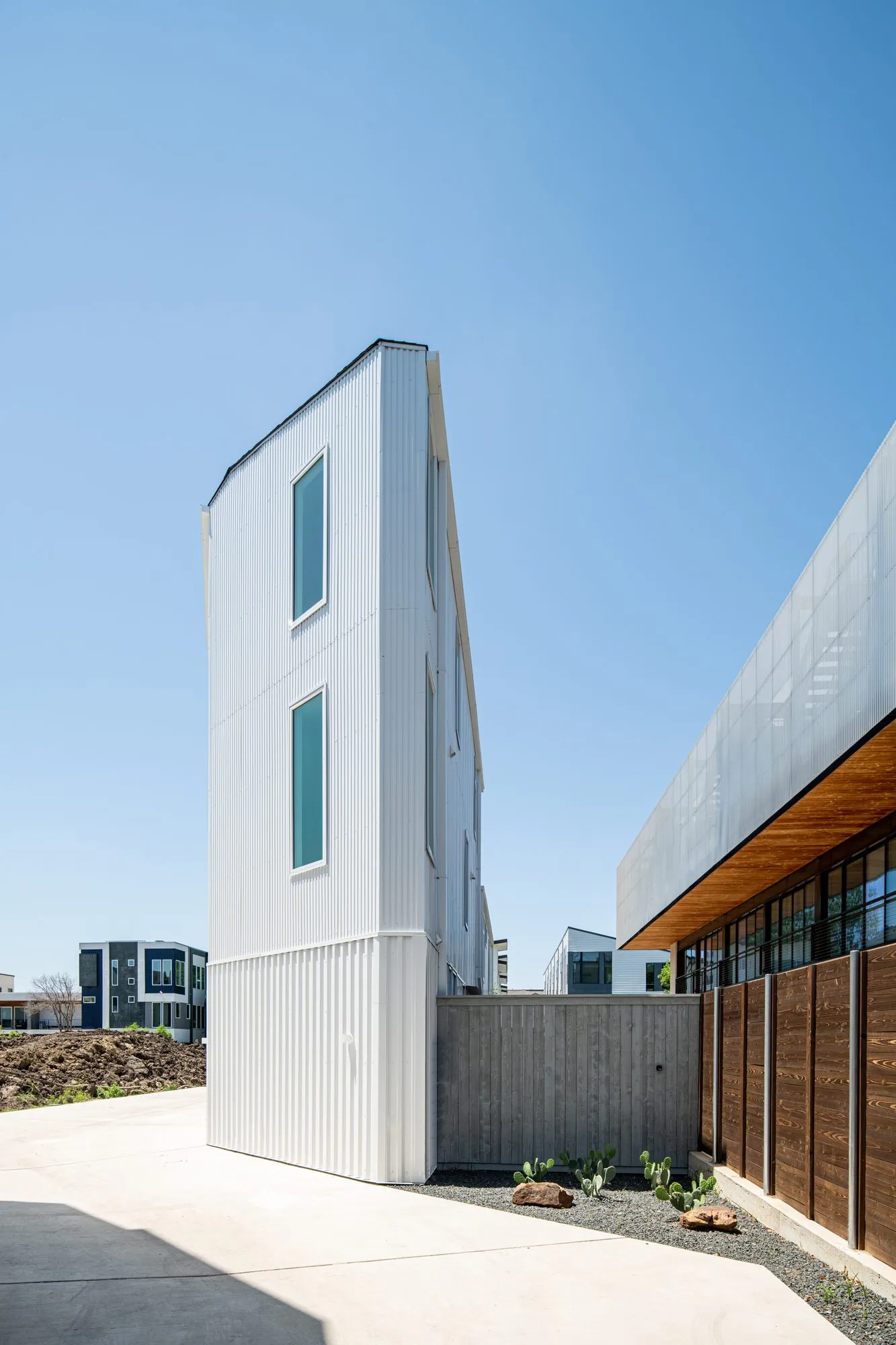 2208 Moser Avenue: tall narrow facade with slim windows