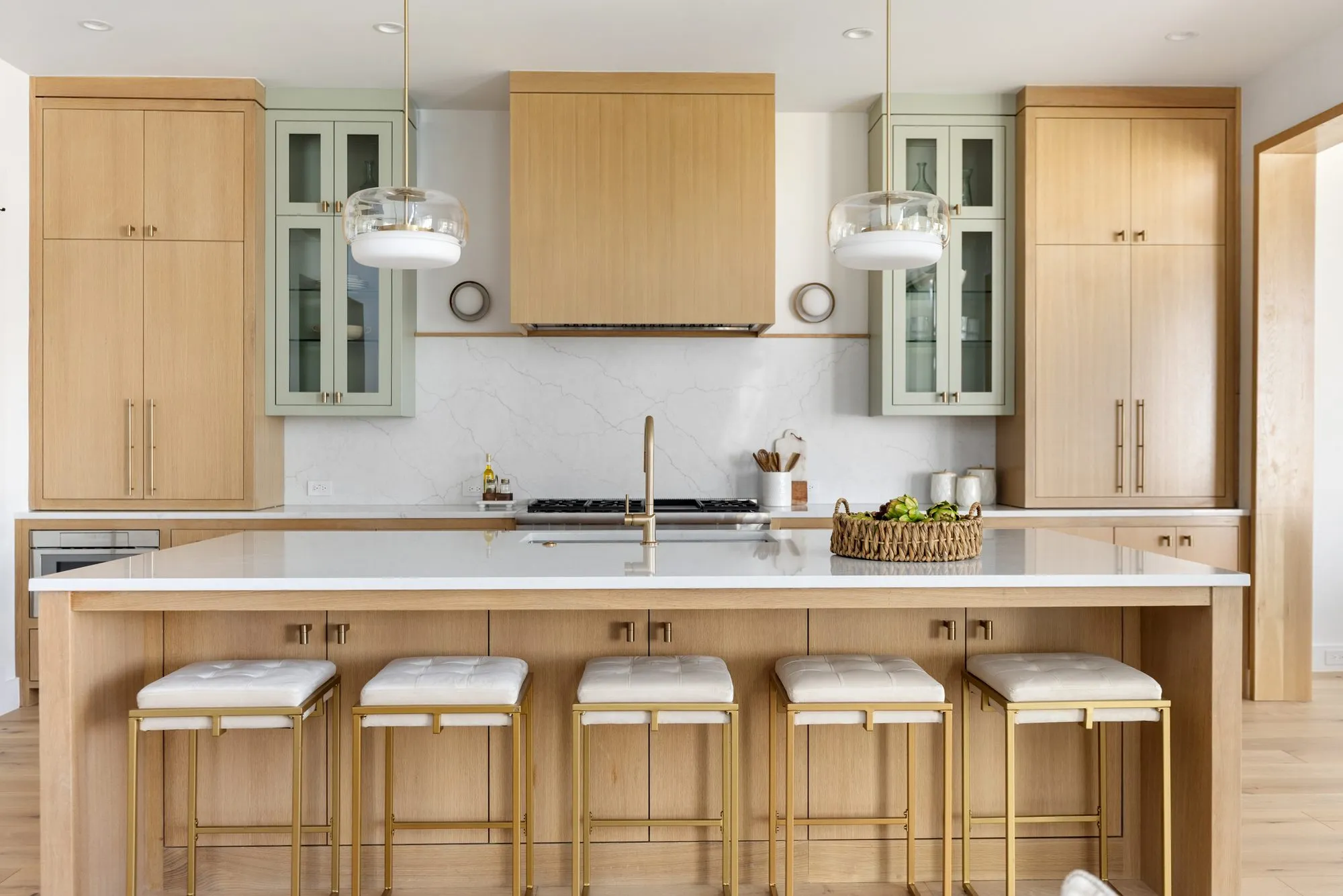 3880 Durango: kitchen island with stools and white oak cabinets
